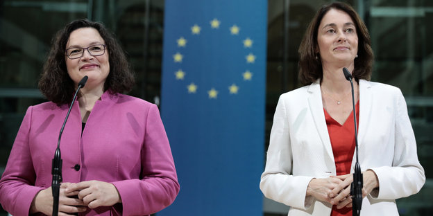 Andrea Nahles und Katarina Barley stehen nebeneinander, zwischen sich die Europafahne
