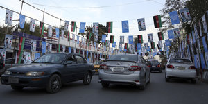 Werbe-Flaggen über Autos