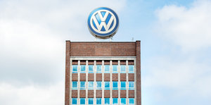 In Wolfsburg ist ein großes VW-Logo auf dem VW-Hochhaus