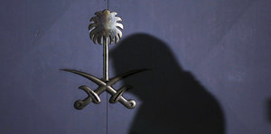 Umrisse eines Gerichtsmediziniers vorm saudi-arabischen Konsulat