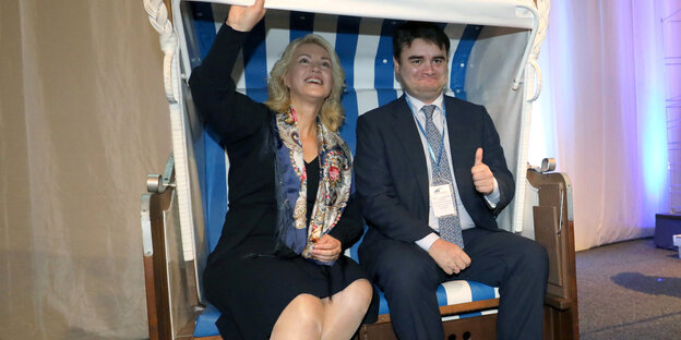 Schwesig mit dem russischen Vize-Handelsminister in einem Strandkorb