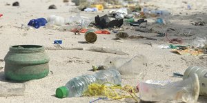 Plastik an einem Strand in Thailand