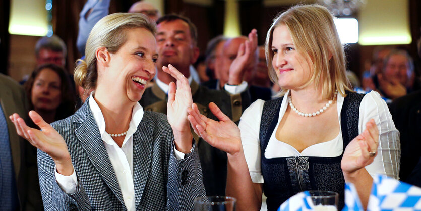 Alice Weidel und Katrin Ebner-Steiner lachen und klatschen