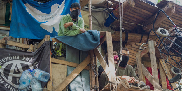 Aktivisten auf einem Baumhaus im Hambacher Forst