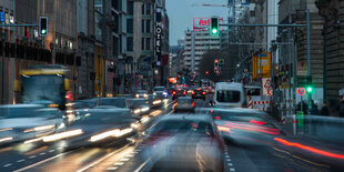 Straßenverkehr in der Großstadt