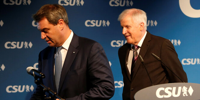 Söder und Seehofer verlassen eine Bühne