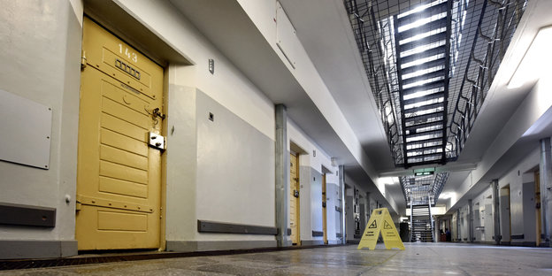 Im Gefängnis in Kleve sind auf einem Gang mehrere Zellentüren zu sehen