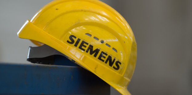 Ein Schutzhelm mit dem Aufdruck "Siemens" liegt in einer Montagehalle des Siemens-Turbinenwerks in Görlitz