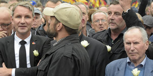 In Chemnitz stehen AfD-Politiker Björn Höcke und Pegida-Gründer Lutz Bachmann stehen an der Spitze einer Menschenmenge