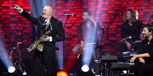 Stefan Raab spielt Saxofon