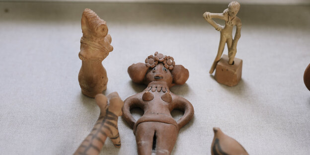Mehrere Figuren aus Ton liegen auf einem Tisch Mehrere Figuren aus Ton liegen auf einem Tisch