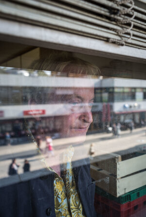 Ein Mann, Wolfhard Schulze vom Verein Kreuzberger Musikalische Aktion, schaut aus einem Fenster auf die Friedrichstraße Ein Mann, Wolfhard Schulze vom Verein Kreuzberger Musikalische Aktion, schaut aus einem Fenster auf die Friedrichstraße