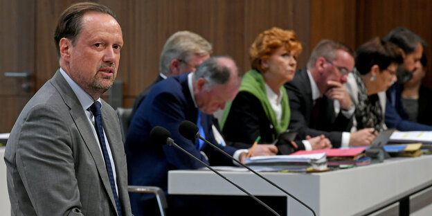 Im Landtag von Niedersachsen spricht Dirk Toepffer vor Abgeordneten
