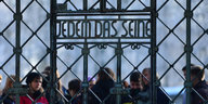 Das Tor zum Konzentrationslager Buchenwald trägt die Aufschrift "Jedem das Seine"