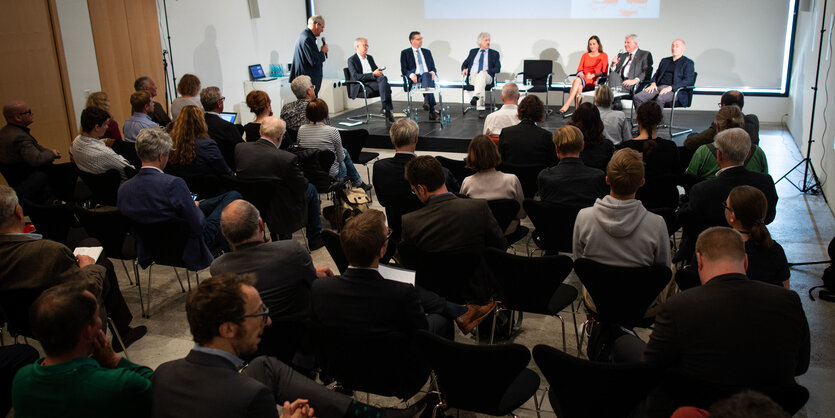 Die Spitzenkandidaten der aussichtsreichsten Parteien für die Landtagswahl am 28. Oktober stellen sich bei einer Pressekonferenz den Fragen der Journalisten
