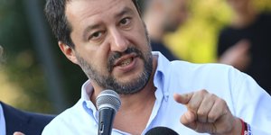 Matteo Salvini guckt bedrohlich und zeigt mit dem Finger in die Kamera