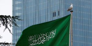Die saudische Fahne, oben auf ein Vogel