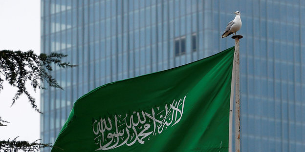 Die saudische Fahne, oben auf ein Vogel
