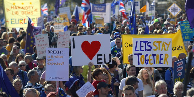 ein großer Demo mit vielen Pro-EU-Transparenten