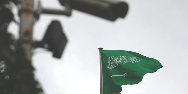 eine Überwachungskamera und eine saudische Fahne