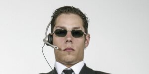 Ein Security-Mitarbeiter mit Sonnenbrille und Headset.