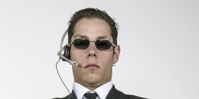 Ein Security-Mitarbeiter mit Sonnenbrille und Headset.