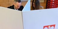 Menschen in einem Wahllokal in Wrschau