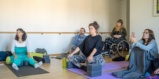 Teilnehmerinnen bei der Yoga-Konferenz