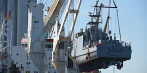 Ein Küstenschutzboot für Saudi-Arabien wird im Hafen Mukran auf ein Transportschiff verladen