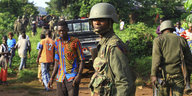 Massaker in Beni (Kongo): Zivilisten und Soldaten auf einem Feldweg