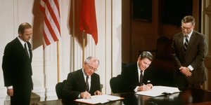 Ronald Reagan (rechts) und Michail Gorbatschow unterschreiben einen Vertrag