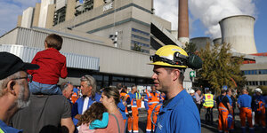RWE-Mitarbeiter demonstrieren vor einem Kraftwerk