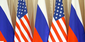Fahnen von USA und Russland