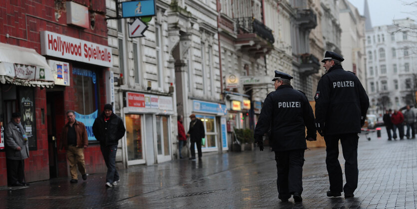 Zwei Polizisten gehen durch St. Georg.