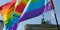 Eine Regenbogenfahne weht vor dem Brandenburger Tor