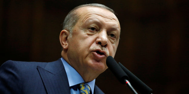 Recep Tayyip Erdogan spricht vor den Mitgliedern seiner Partei