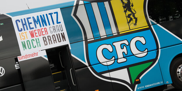 Der Mannschaftsbus des Chemnitzer FC mit einer antirassistischen Aufschrift