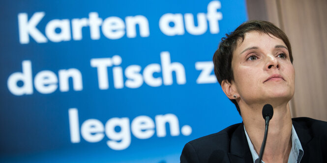 Frauke Petry vor blauem Hintergrund