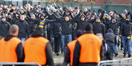 Fans des FC Lok Leipzig laufen auf das Stadion zu