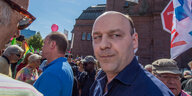 AfD-Hessen-Chef Robert Lambrou guckt über die eigene Schulter