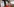 Mehrere gerahmte Bilder stehen nebeneinander, davor Grablichter und rote Rosen