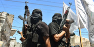 Vermummte Hamas-Kämpfer mit Maschinenpistolen