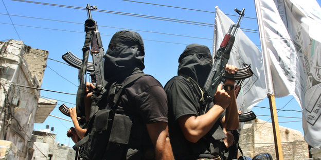 Vermummte Hamas-Kämpfer mit Maschinenpistolen