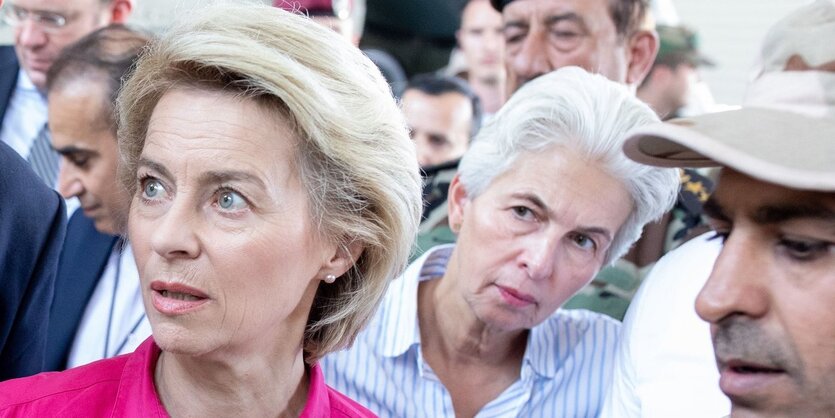 Ursula von der Leyen im Irak, Marie-Agnes Strack-Zimmermann blickt ihr über die Schulter