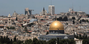 Eine Skyline von Jerusalem, im Vordergrund der Felsendom.