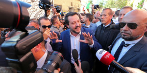 Innenminister Matteo Salvini umringt von Journalisten