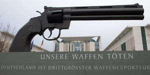Ein große Revolverskulptur mit der Aufschrift: "Unsere Wafen Eine Protestaktion gegen Waffenexporte vor dem Kanzleramt.