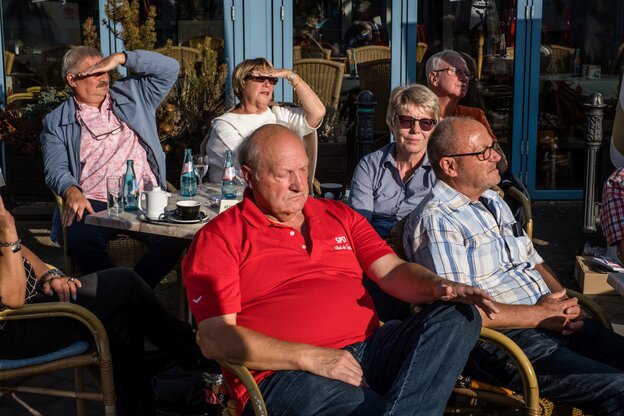Menschen sitzen in der Sonne