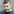 Ein Mann mit angegrauten Haaren guckt nach unten links im Bild