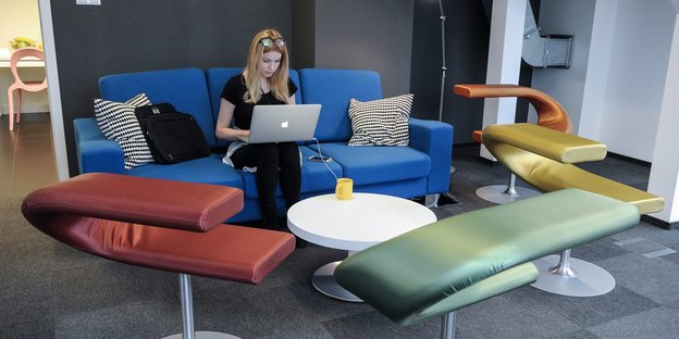 Eine Frau sitzt im Google Campus in Warschau an ihrem Computer